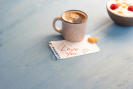 一杯热咖啡和浪漫的心形糖图片
