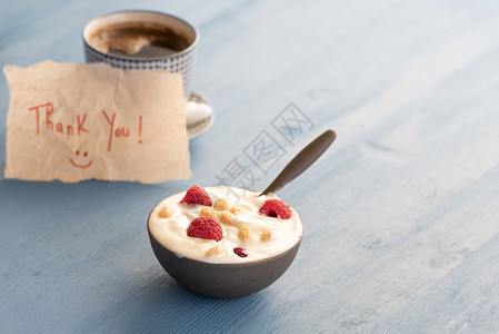 以酸奶新鲜草莓水果和一杯咖啡作为背景图片