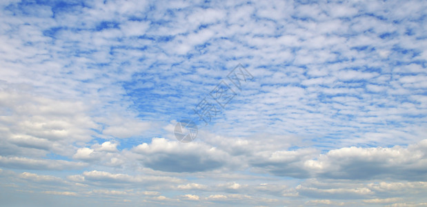 蓝色天空的云层宽图像图片