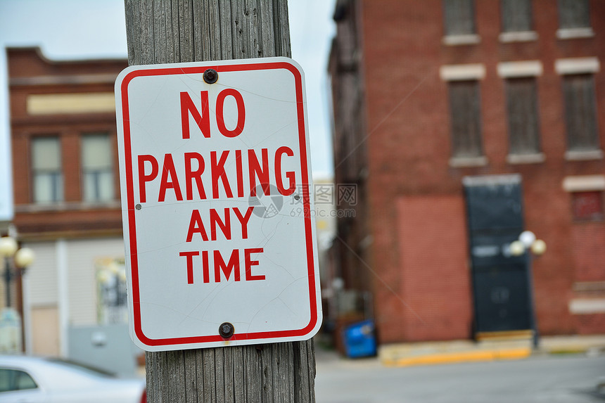 红色和白禁止停车任何时间标志图片