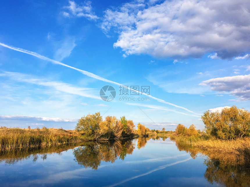 俄罗斯的秋天河流风景俄罗斯的秋天自然风景阳光照耀蓝湖或河流图片