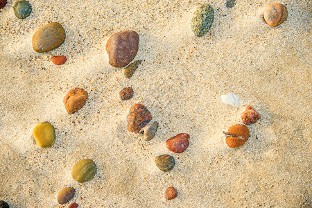 海滩上的石头图片