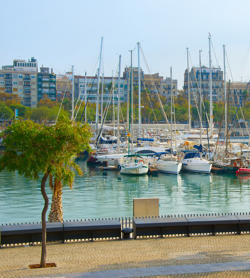 在西班牙巴塞罗纳的韦尔港码头帆船图片