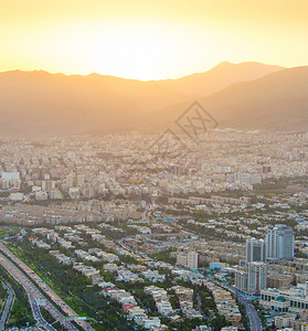 日落时从米拉德塔看泰赫兰的景象Iran图片