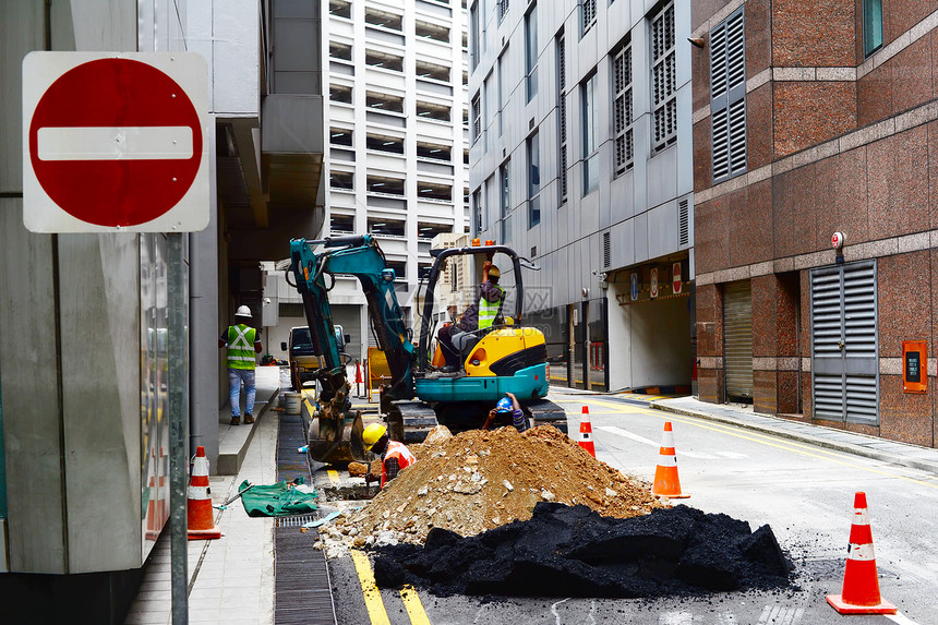 挖掘机在辅修道路图片