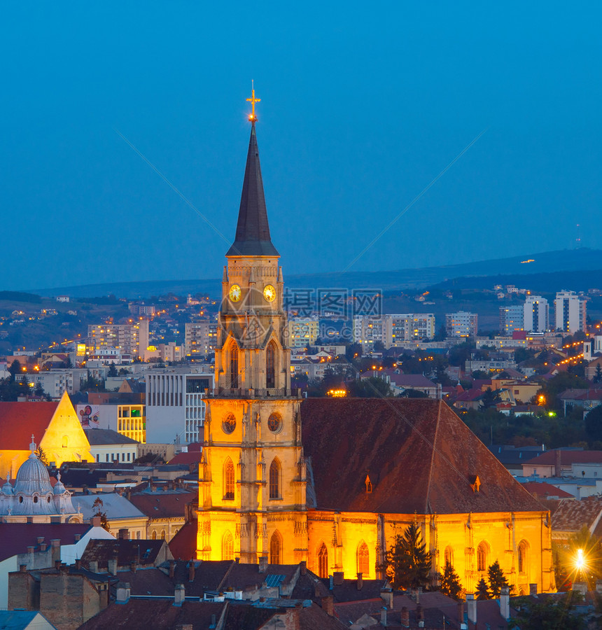 与圣迈克尔教堂在黄昏的天空中共聚一堂罗马尼亚图片