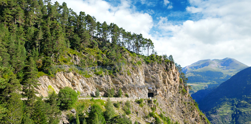 比利牛斯山脉高海拔的道路和隧道图片