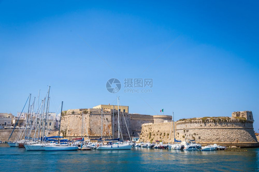 码头和古老的加利波普亚地区意大利南边的码头和古城墙图片