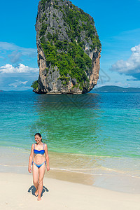 柳岩比基尼穿着比基尼的女孩在泰国波达岛的海滩上背景