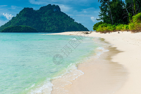 带白沙和绿水的热带空沙滩波卡岛泰国图片