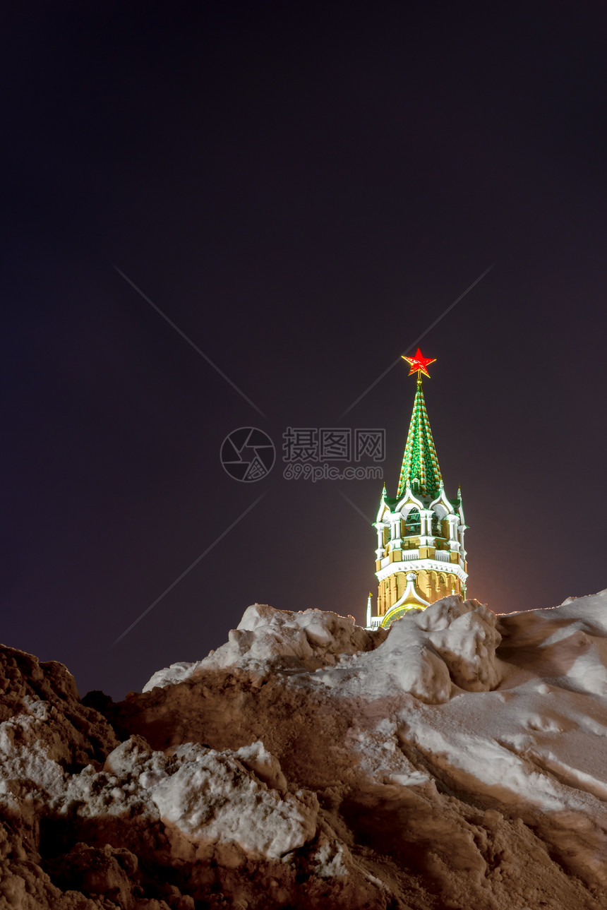 一堆积雪以及冬夜晚莫斯科的克里姆林塔景象图片