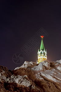 一堆积雪以及冬夜晚莫斯科的克里姆林塔景象图片