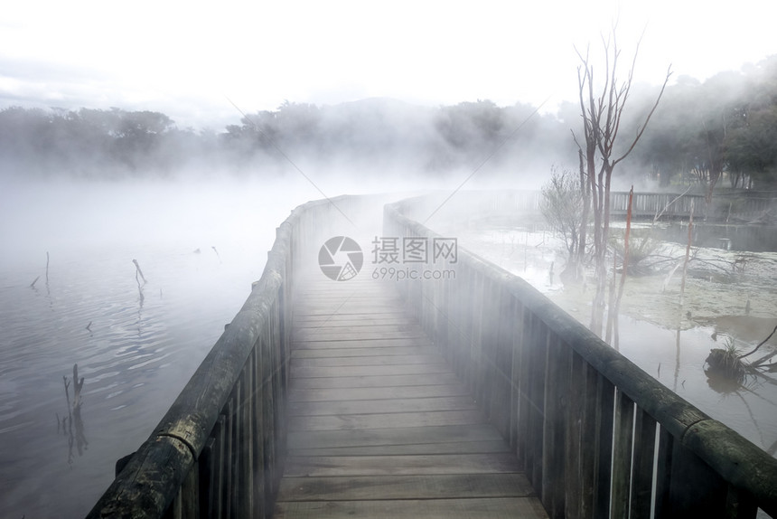 位于新西兰州罗科鲁阿火山地区一个沉雾湖上的桥梁新西兰州罗科鲁阿一个沉雾湖上的桥梁图片