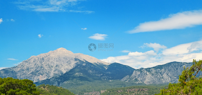 山顶的奥林波斯turkey与蓝色天空相对宽的照片图片