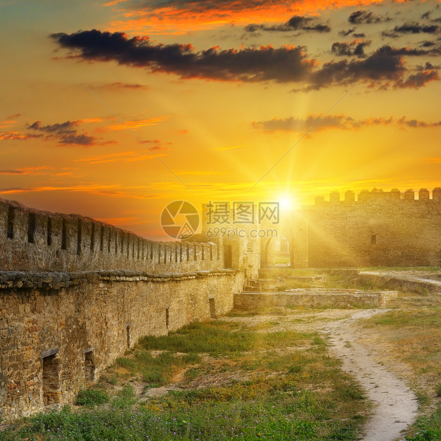 太阳从中世纪堡垒的墙上升起图片