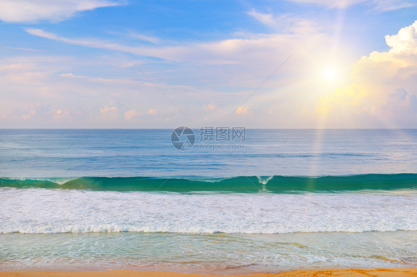 蓝色天空背景的美丽海和太阳图片