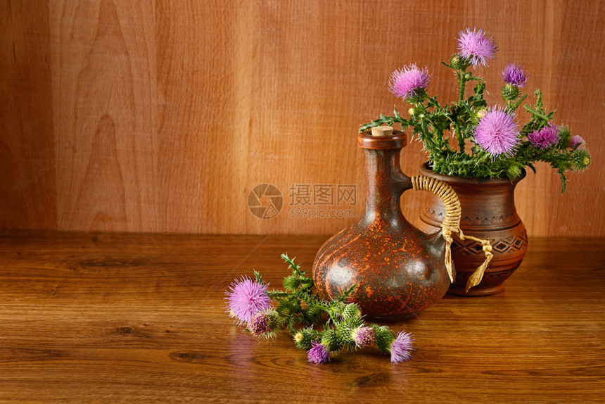 木制背景的花朵花瓶图片