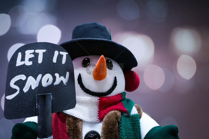雪人站在冬天的圣诞节快乐和新年迎接冬天的布基背景图片