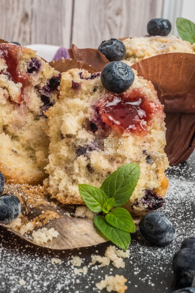 蓝莓松饼配有糖粉和新鲜浆果图片