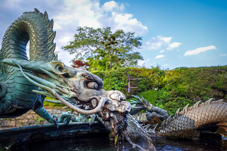 雕塑龙吐水在日本的尼克科传统日本龙喷泉背景