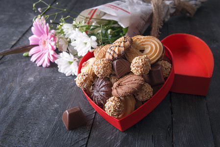 装满美味饼干巧克力和花束的心形盒贺卡想法图片