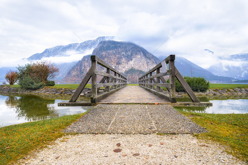 古老的桥在大殿湖上尽头是达赫斯坦山脉从北石灰岩高山到奥斯特里亚图片