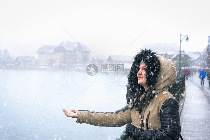 美女用手来抓雪花图片