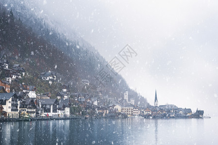 冬季沿海小镇正在下雪图片
