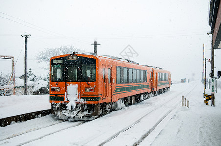 下雪天的火车高清图片