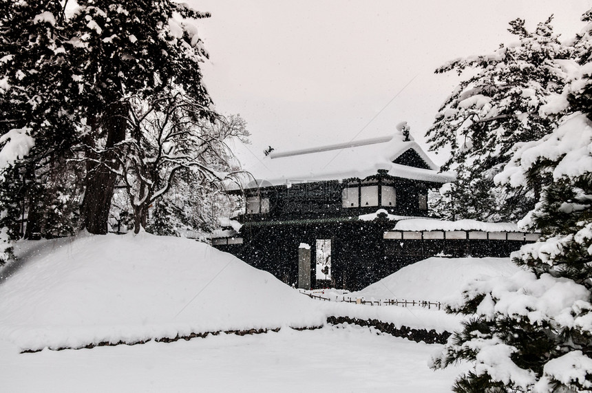 白雪下的日本广崎城堡图片
