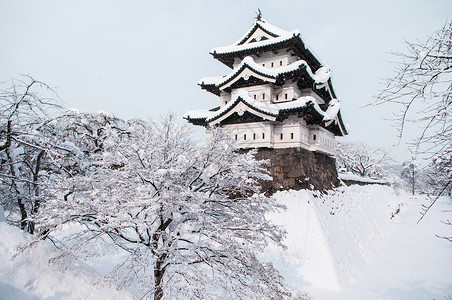 冬季长崎城堡的建筑结构整个地区都布满白色美丽的雪高清图片