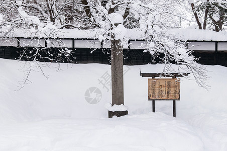 广亮大门2014年jan月日的hirosakAmrjapn冬季在hirosak城堡的木牌整个地区都布满白色美丽的雪TohkuJapn背景