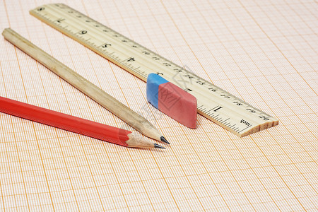 有两支简单的铅笔上面有橡皮和标尺图片