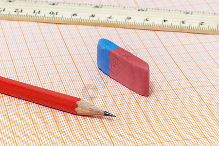 在毫米纸上是一个简单的铅笔用抹布和标尺来缝合图片