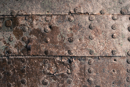 生锈的金属质料坚固的铁板古老锈门上刺青古老粗金刚石质料背景图片