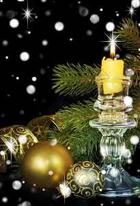 以燃烧的蜡烛圆形树枝和黑色背景的金圣诞球组成的节构复制空间图片