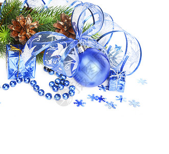 白色杉木球由蓝色圣诞舞会和绿圆形树枝组成的圣诞节白底隔离背景