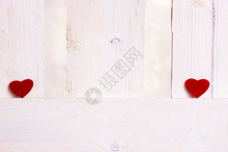 可爱的小红心左边一个右白木栅栏爱的概念分手浪漫情人节图片