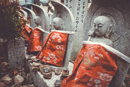 Jizo雕像有红字在阿拉皮山寺京都雅潘背景图片