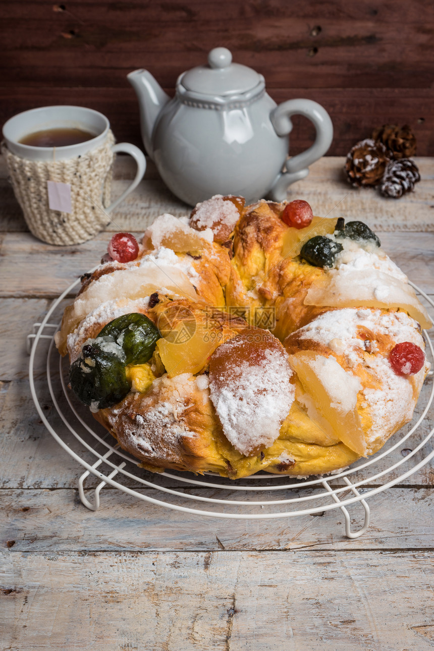 圣诞蛋糕加坚果bolrei是一种传统的圣诞蛋糕有水果葡萄干坚和木制桌上的冰淇淋图片