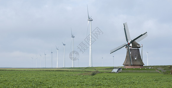 现代风力涡轮机在作业中高清图片