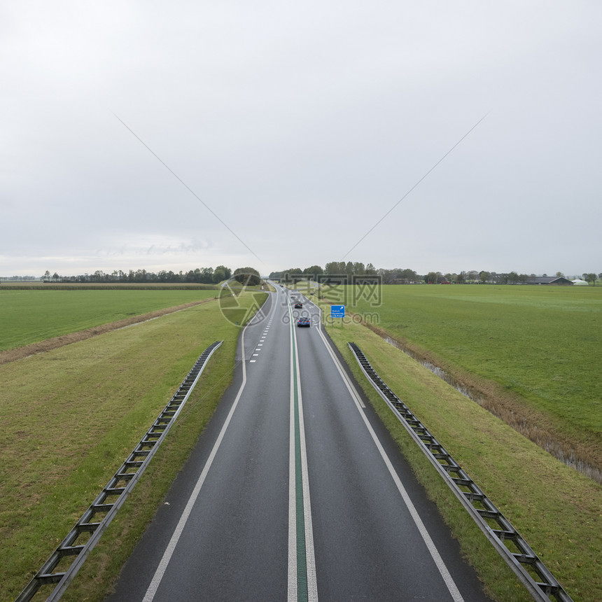 位于格伦宁城以北的主要公路位于荷兰河以北绿草原之间图片