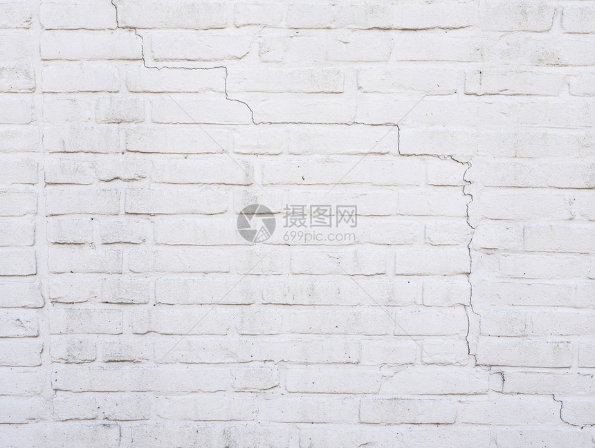 有裂缝的白漆砖墙水平部分图片
