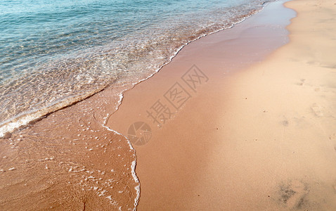 沙滩上美丽的海浪图片