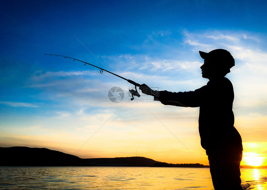男子在沿海边捕鱼图片