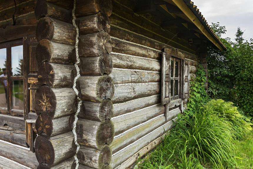 农村建筑俄罗斯用土制具的村庄原木棚角和墙壁图片