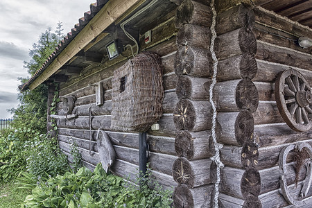 农村建筑墙壁和俄罗斯用村具的原木小屋拐角图片