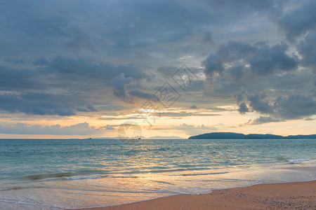在泰国一个温柔的日落以意大利面色的日落美丽海景图片