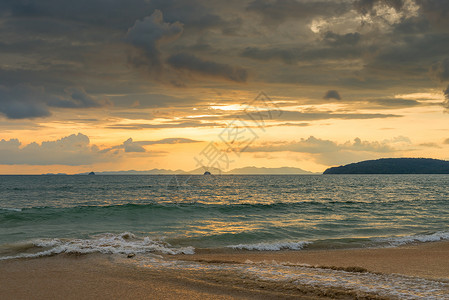 咸海的橙色日落金的调美丽海云笼罩着大背景图片