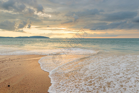 海浪在泰国沙滩上的冲浪海面有美丽的天空图片
